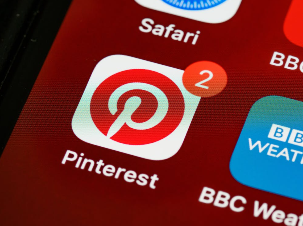 Pinterest app in the phone among other apps, the notification near the Pinterest icon